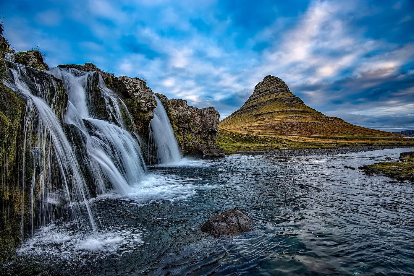 Vodopád a hora Kirkjufell na Islandu