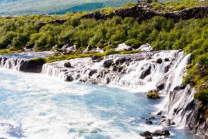 vodopád Hraunfossar na Islandu