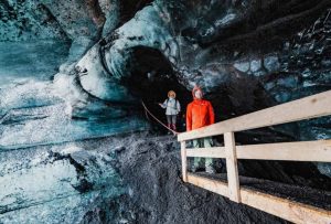 Ledová jeskyně pod sopkou Katla, exkurze na Islandu.