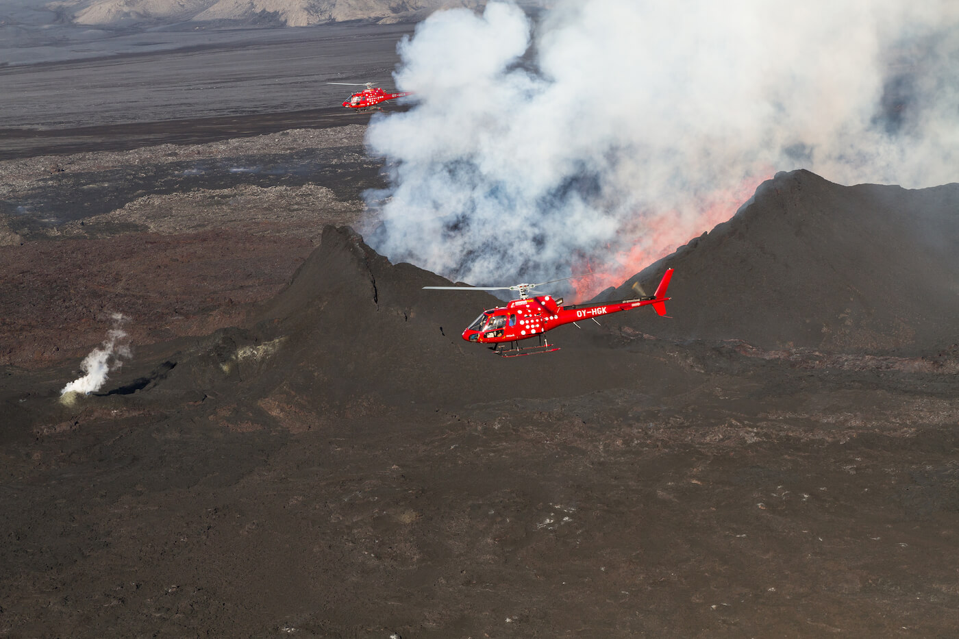 Helikoptéra nad erupcí sopky